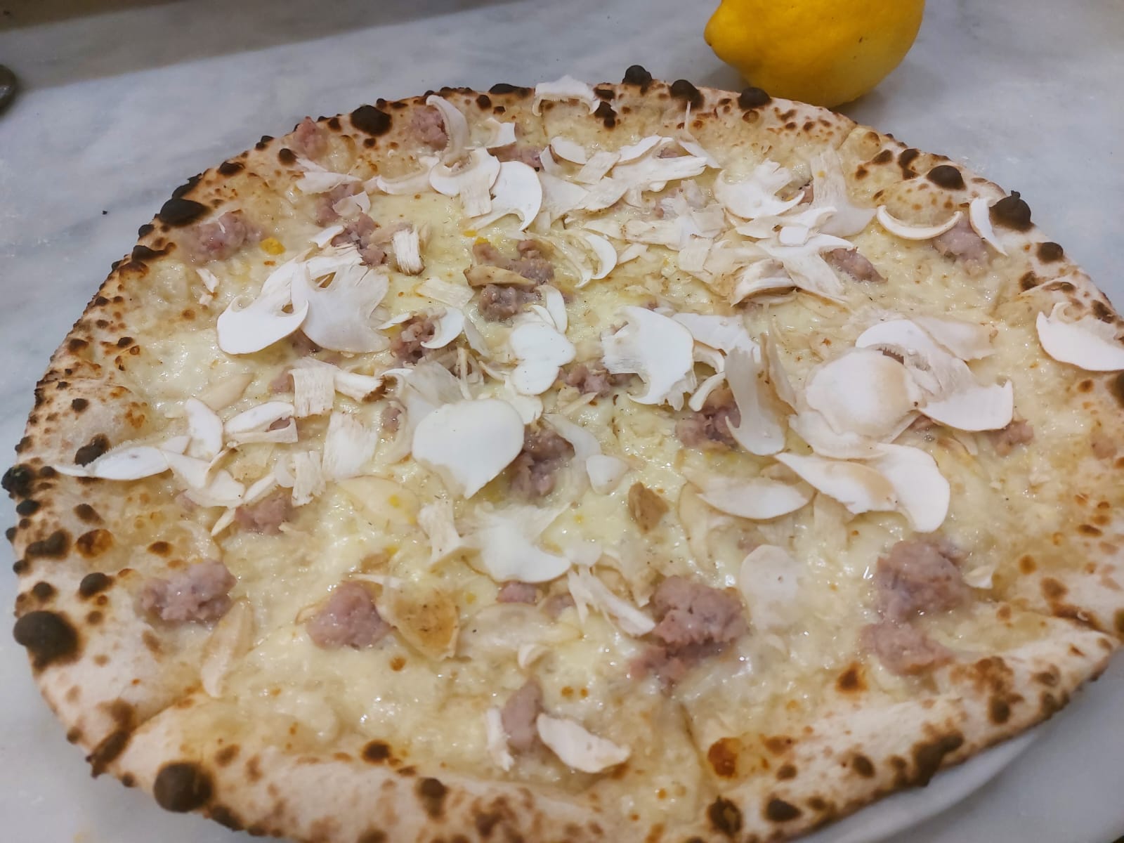Pizza Bianca Salsiccia e Scaglie
